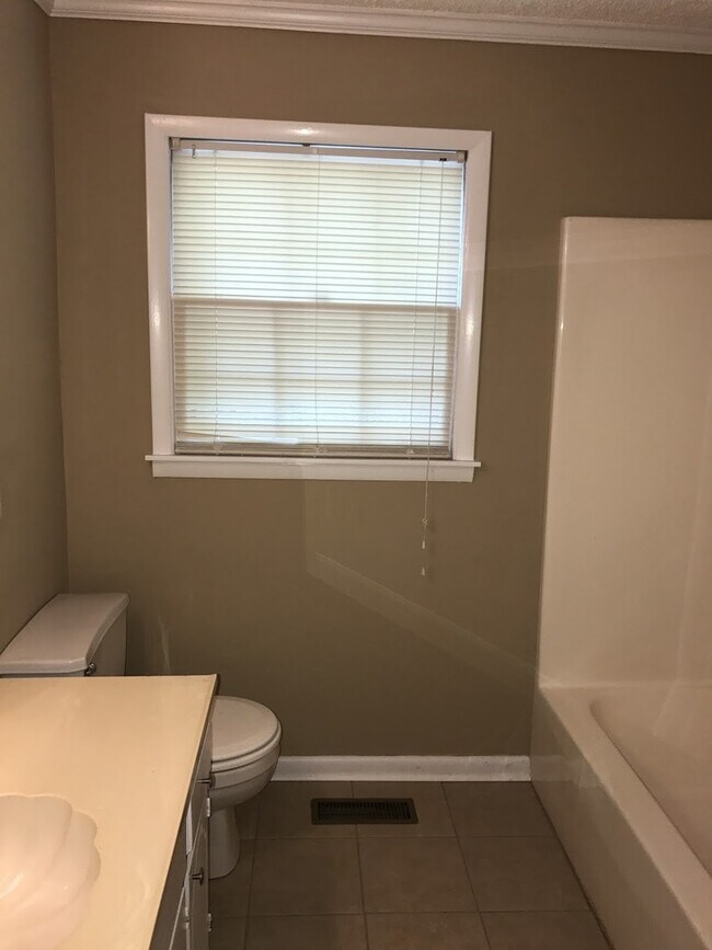 Building Photo - 3 bed 2 bath home for rent