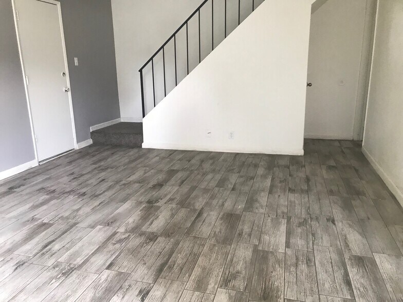 Townhouse style with bedrooms upstairs - 1231 Isleton Pl