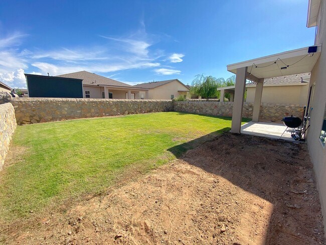 Building Photo - East El Paso 3 bed Refirg A/C