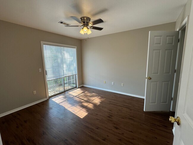 Building Photo - Just off Campus 8/15 Move In!