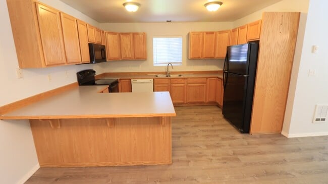 Building Photo - Recently updated 2/1.5 townhome next to the hospital