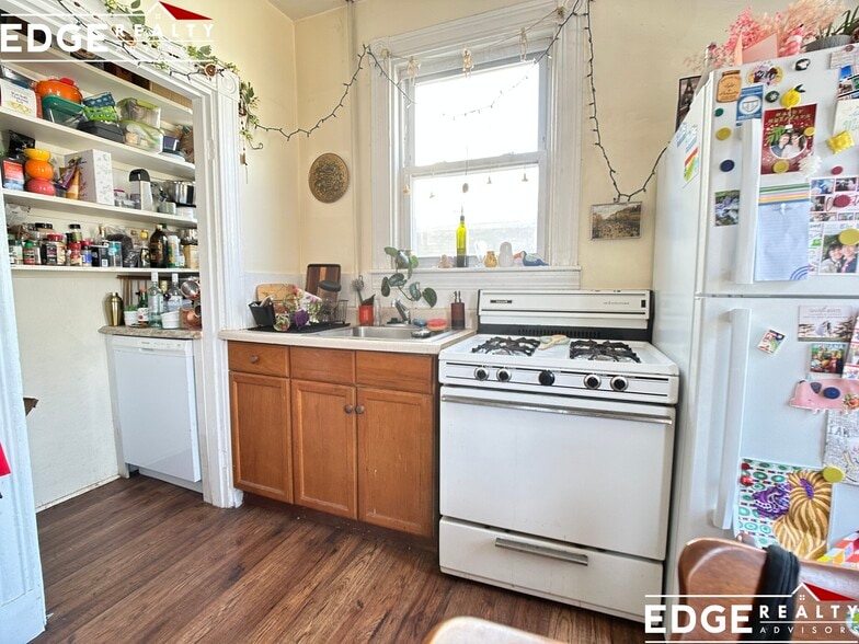 Building Photo - 52 Dustin St