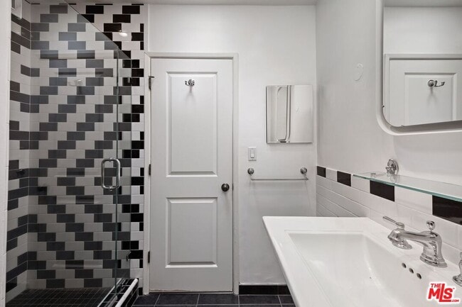 Building Photo - 949 Kings Rd