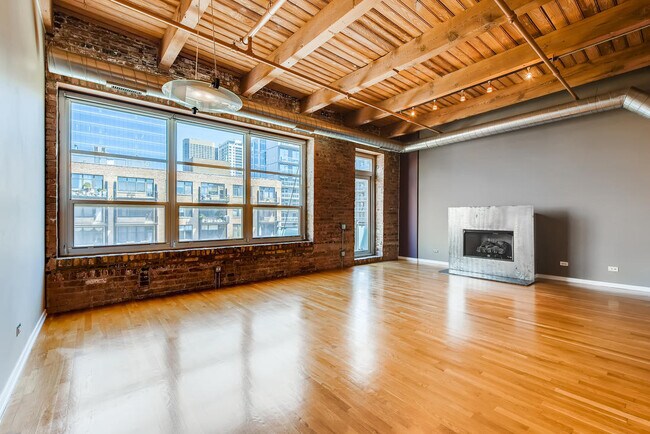 Building Photo - 333 S Desplaines St