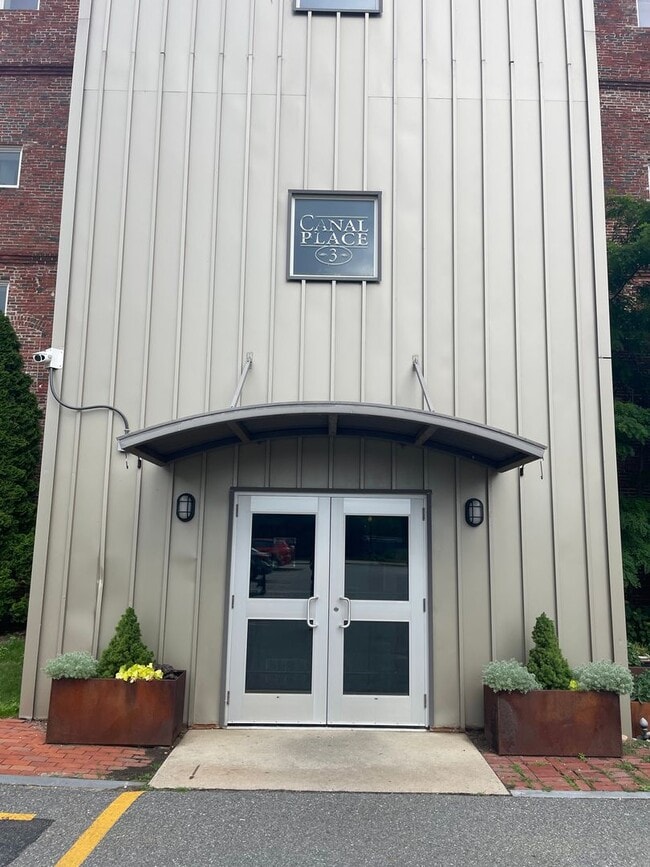 Building Photo - Reduced & 10% off 1st Month's Rent! Impecc...