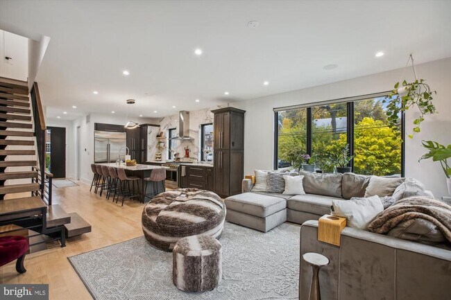 Building Photo - 869 N Burlington St