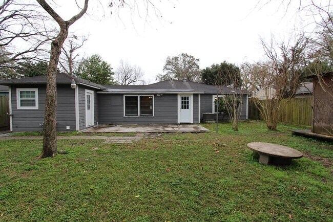 Building Photo - 1415 Zora St