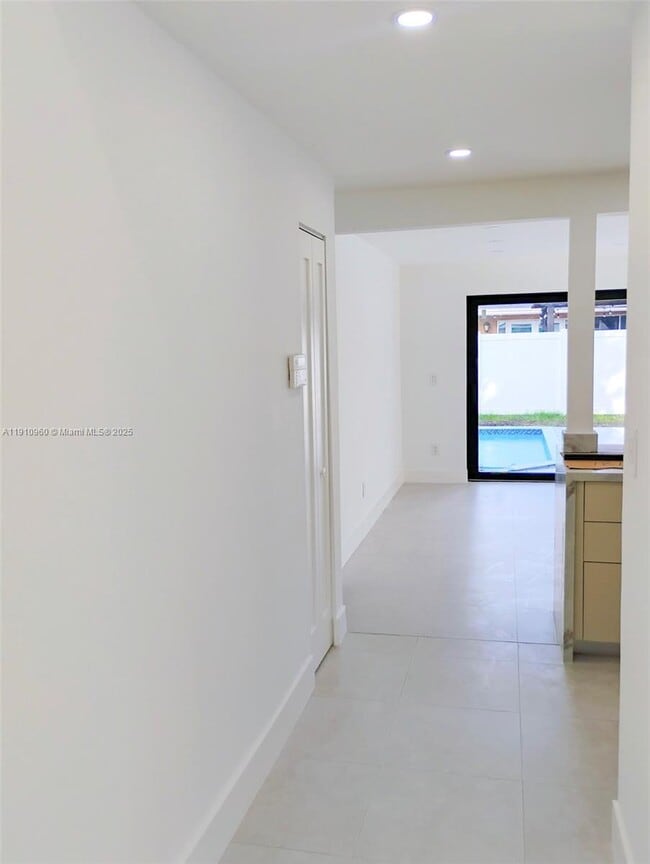 Building Photo - 20615 NE 9th Ct