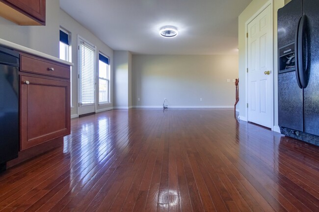 Building Photo - Bright End-Unit Townhome in Magnolia Village!