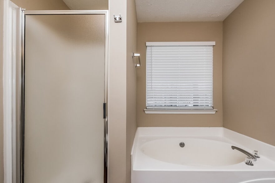 Building Photo - 2704 Lake Park Ridge E