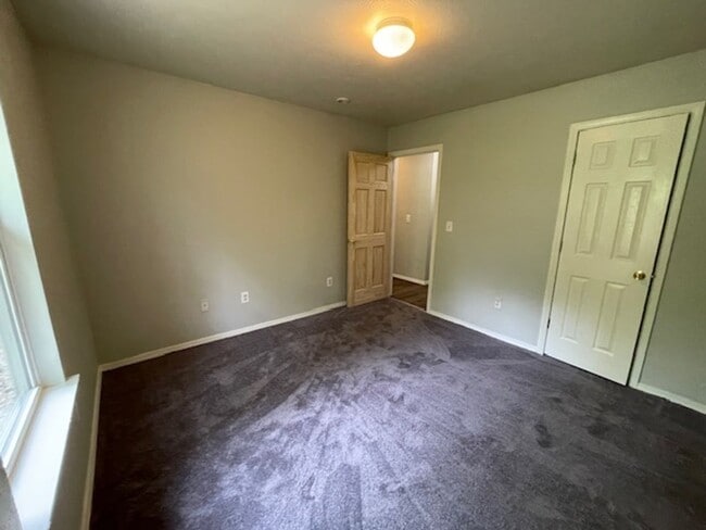 Building Photo - 3 Bedroom Home in Merriam Woods!