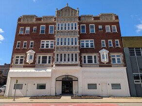 Building Photo - Stunning One Bedroom and Studio Apartments in the Heart of Detroit