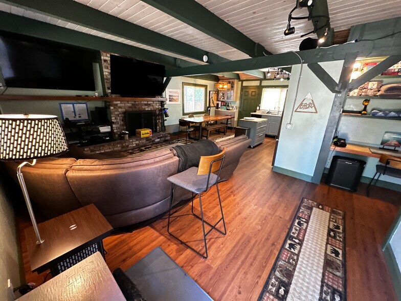 Building Photo - 910 Creekwood Dr