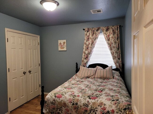 Building Photo - Very Nice 3 Bedroom 2 Bath Home in Mustang Schools