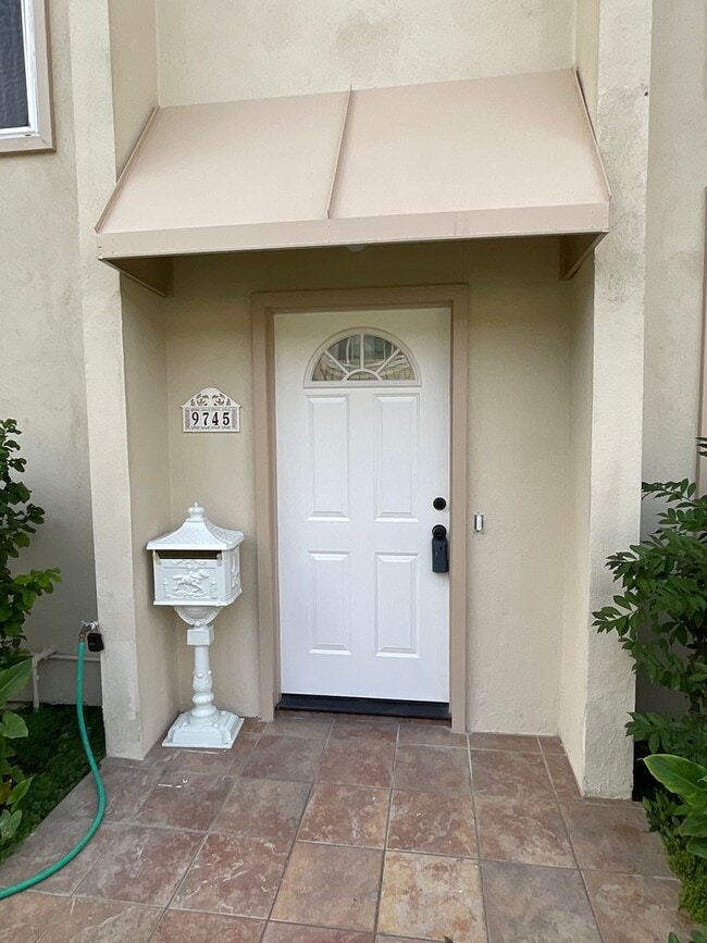 Building Photo - Villa Pacific: Remodeled 2 Bedroom 1.5 Bath Attached Townhouse,