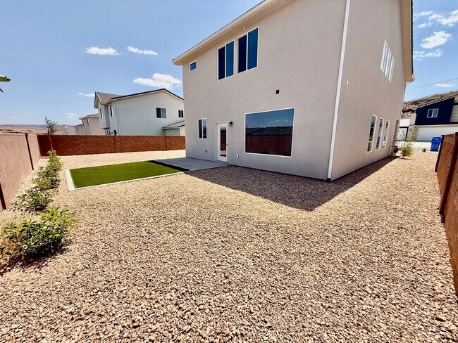 Building Photo - BRAND NEW Three Bedroom Townhome in Desert...