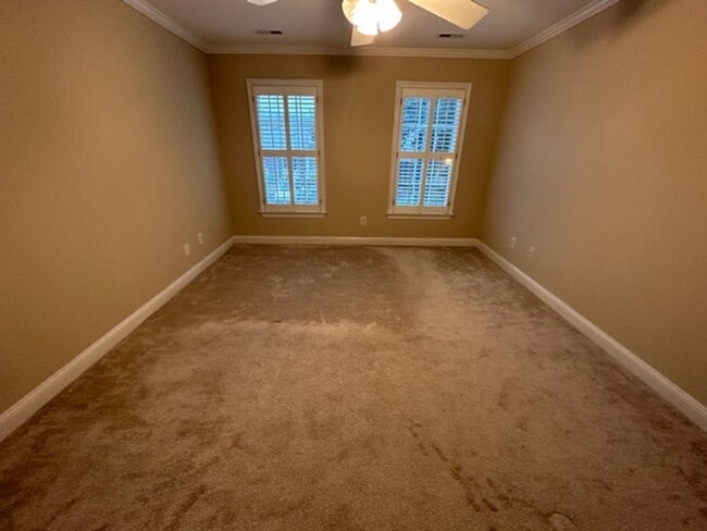 Building Photo - Stunning Townhome - Irving Park