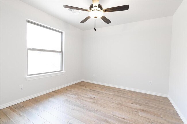 Building Photo - 5716 Lantana Ln