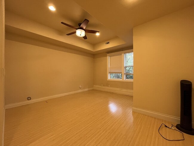 Building Photo - Modern Townhome Near OHSU with 3 Bedrooms Each with Private En-Suite Bath