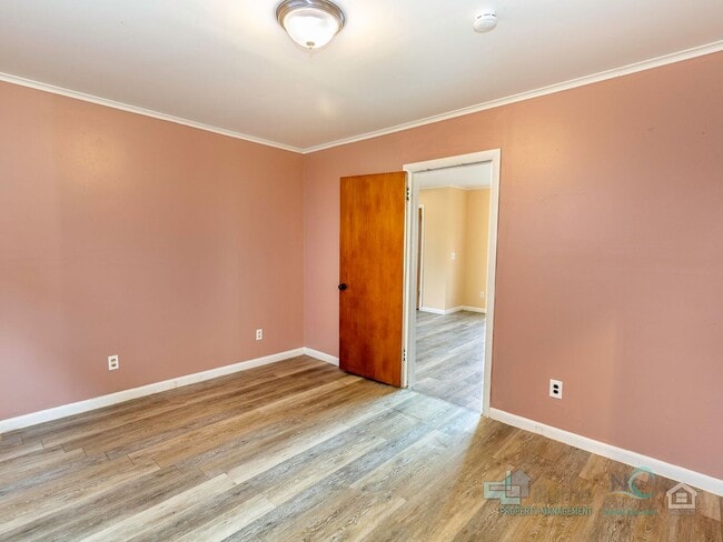 Building Photo - $500 OFF Special - Beautiful 4 Bed/1 Bath Home in Astoria