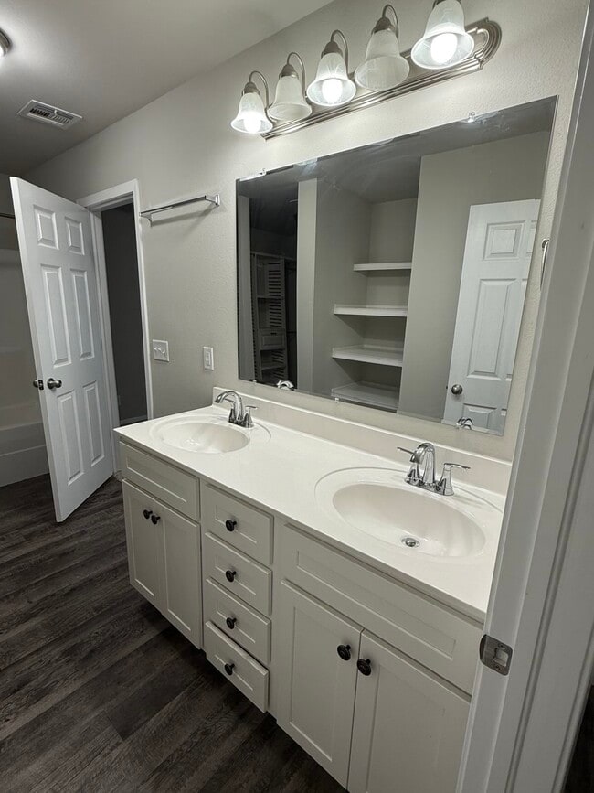 Building Photo - 1232 E Toledo St