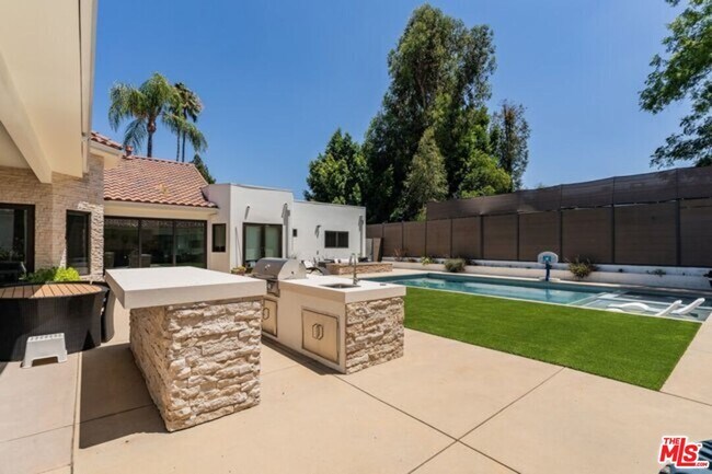 Building Photo - 17520 Embassy Dr