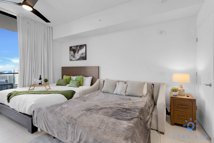 Building Photo - 601 NE 1st Ave