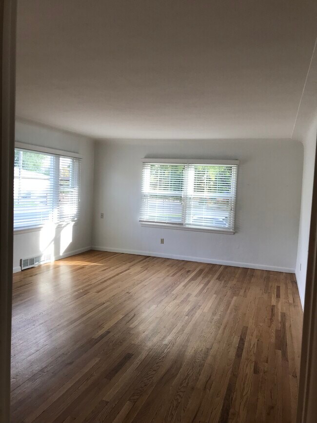 Large Main floor living area with hardwood floors - 1202 9th St W