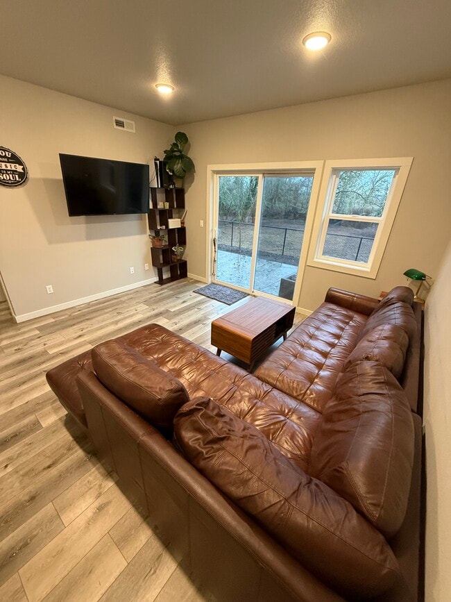 Building Photo - 1604 18th Ave