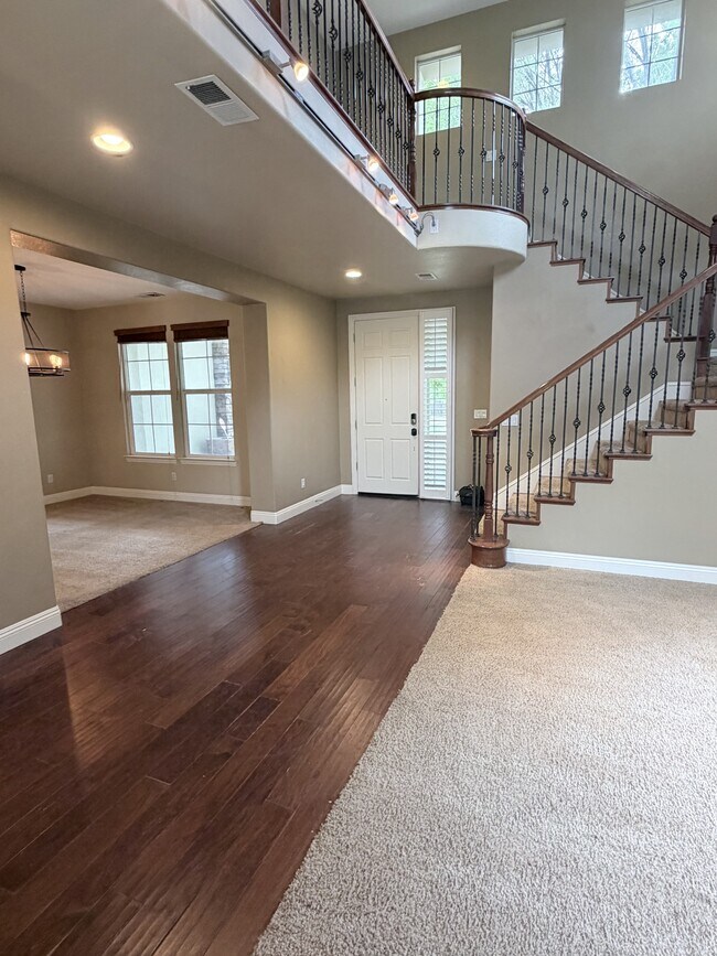 Building Photo - 615 Royal Windsor Ct