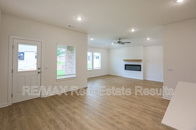 Building Photo - 203 Collie Ave