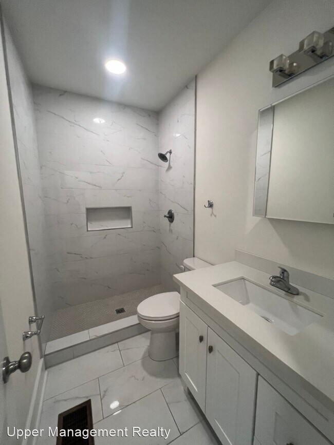 Building Photo - 4 br, 2 bath Apartment - 1531 - 1533 Lower...