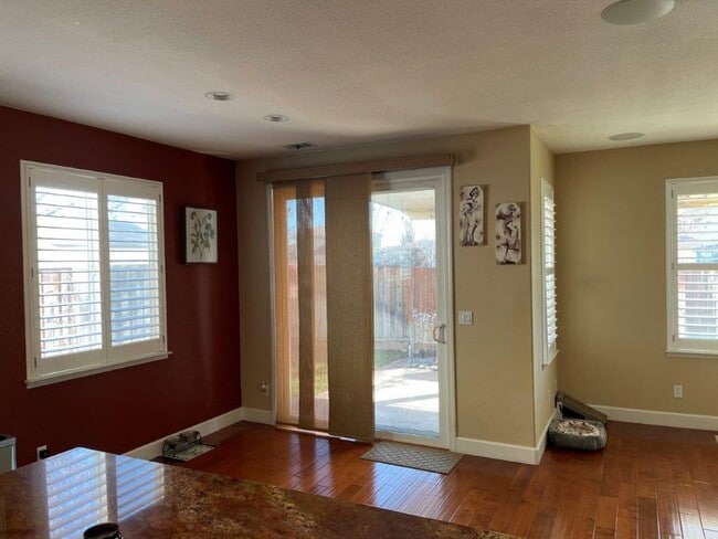 Building Photo - NEWER MODERN HOME BEHIND KAISER VACAVILLE *STAR RENTALS