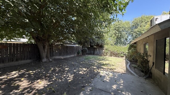 Building Photo - 817 S Julieann St