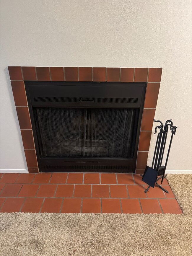 Building Photo - Spacious ground level 1br/1ba Apt with attached garage and washer/dryer in unit