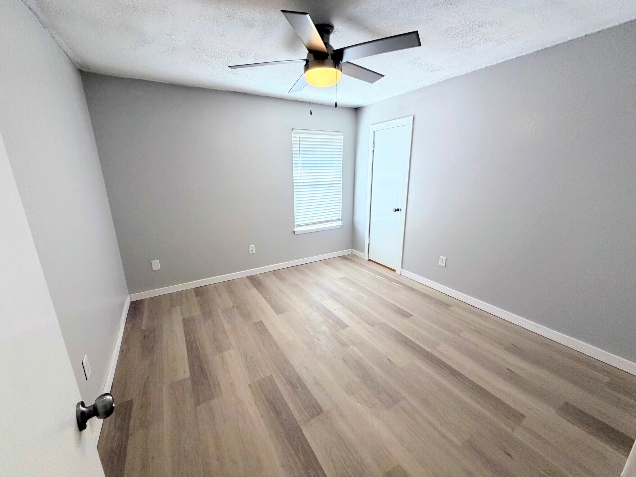 Room 2 with walk in closet - 7501 April Ln