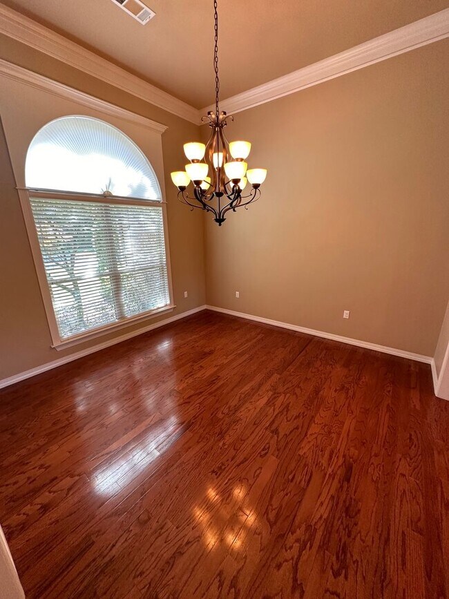 Building Photo - 1010 S Vancouver Ave