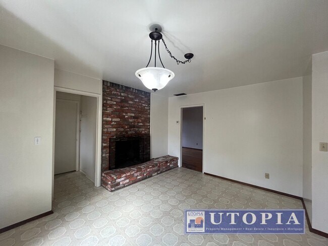 Building Photo - 2 Bed 1 Bath Single Family Home Right Next...