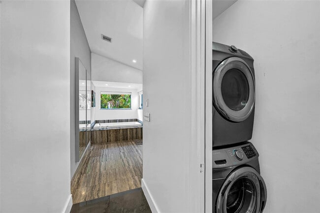 Building Photo - 1511 NE 4th Pl