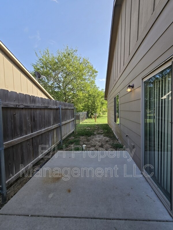 Building Photo - 3321 E Aster St