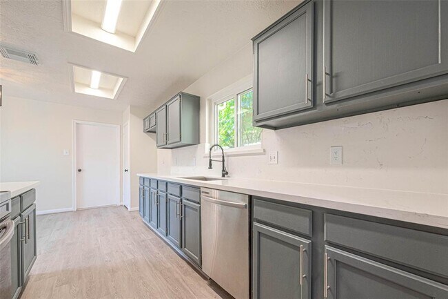 Building Photo - 416 Heatherwood Ct