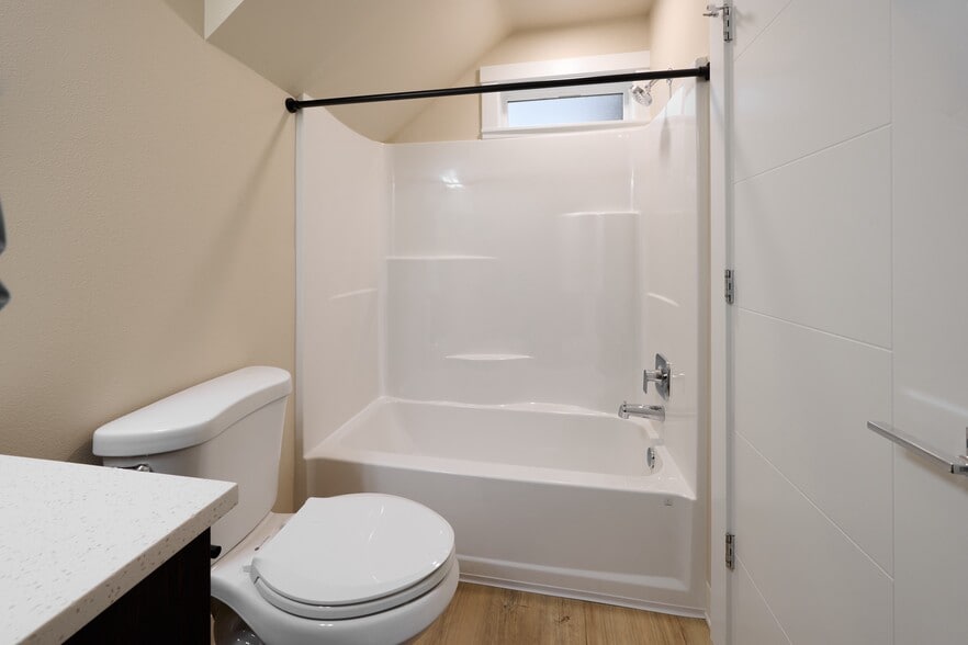 Building Photo - 1940 NW Grant Ave