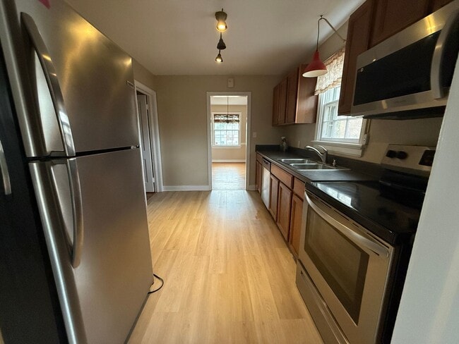 Building Photo - Great Opportunity in Lakeside area