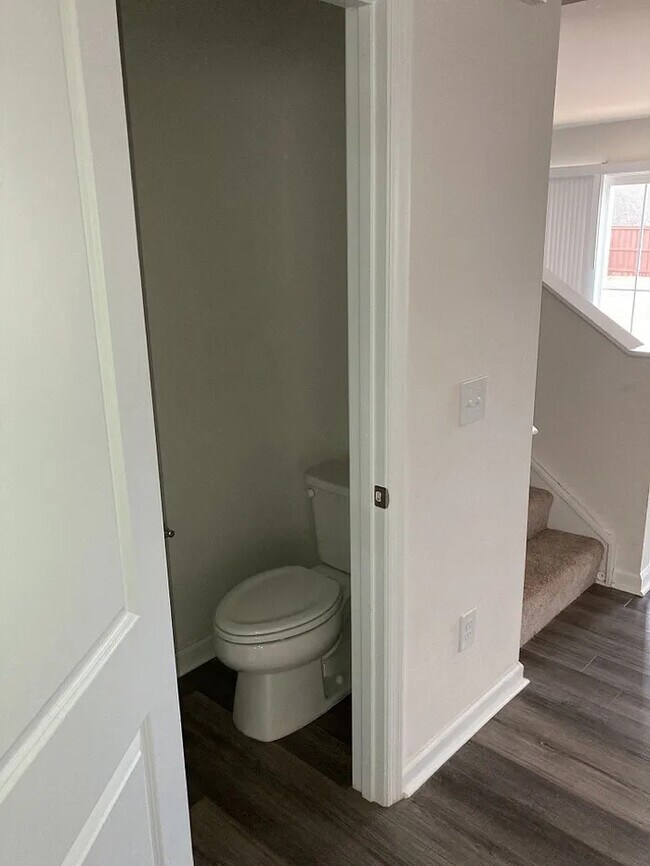 Building Photo - 5 Bedroom 2.5 bathroom