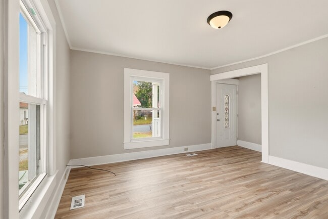 Building Photo - 8 Hames St