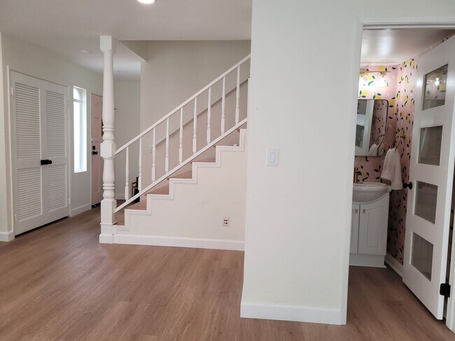 Building Photo - Upgraded townhome in central location !