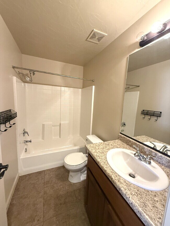 Building Photo - Fossil Hills Townhomes 3 Bed 2.5 Bath