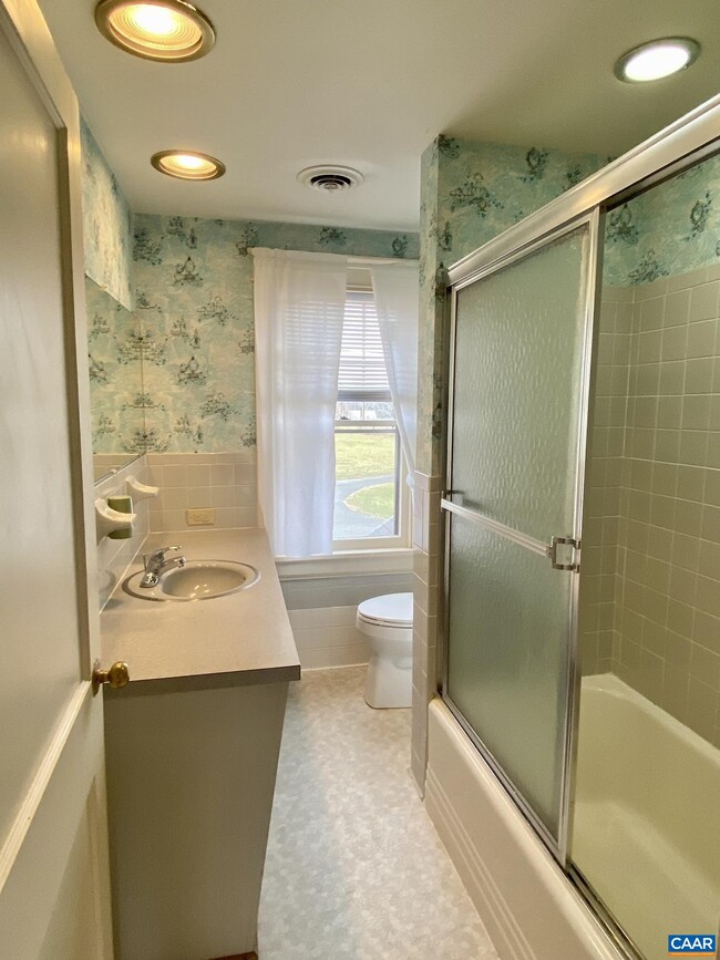 Building Photo - 119 Tanbark Dr