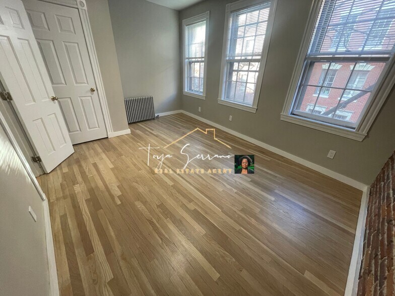 Building Photo - 82 Phillips St