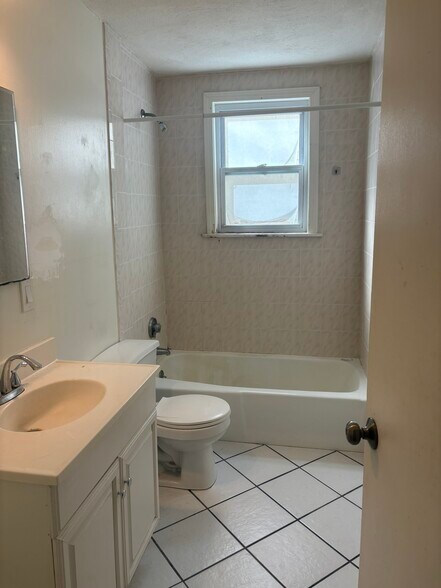 Building Photo - 14 Callender St